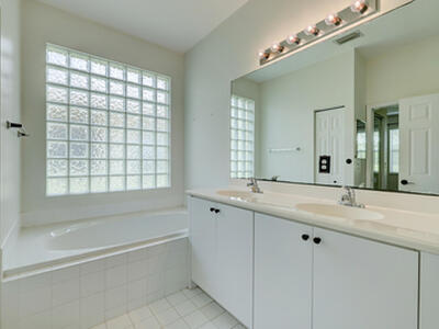 688 NW Stanford Lane, Port Saint Lucie, FL 34986