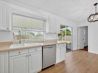 561 SE Karrigan Terrace, Port Saint Lucie, FL 34983