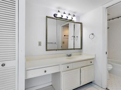 2425 Presidential Way, West Palm Beach, FL 33401