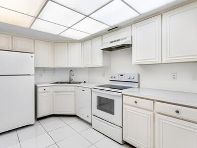 2425 Presidential Way, West Palm Beach, FL 33401