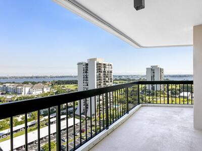 2425 Presidential Way, West Palm Beach, FL 33401