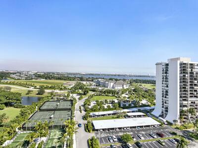 2425 Presidential Way, West Palm Beach, FL 33401