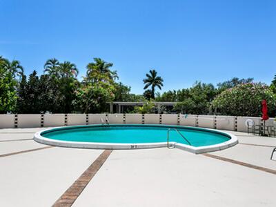 2425 Presidential Way, West Palm Beach, FL 33401