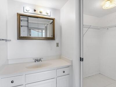 2425 Presidential Way, West Palm Beach, FL 33401