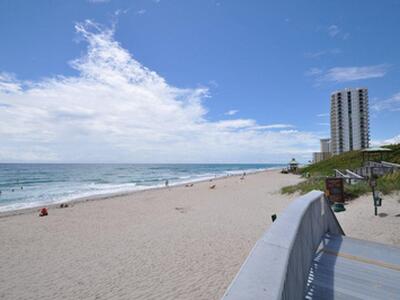 590 NE Wavecrest Way, Boca Raton, FL 33432