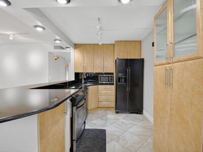 447 Flanders J, Delray Beach, FL 33484