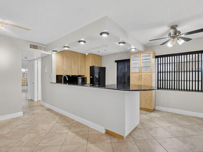 447 Flanders J, Delray Beach, FL 33484