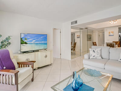 6850 10th Avenue N, Lake Worth, FL 33467