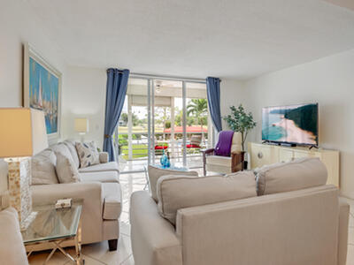 6850 10th Avenue N, Lake Worth, FL 33467