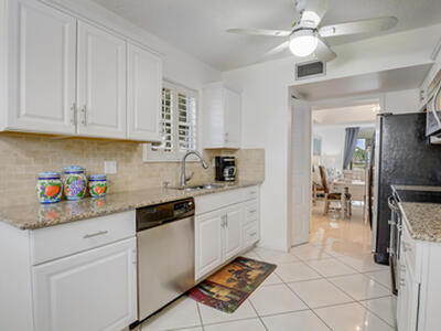 6850 10th Avenue N, Lake Worth, FL 33467