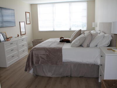 3520 Oaks Way, Pompano Beach, FL 33069