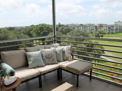 3520 Oaks Way, Pompano Beach, FL 33069