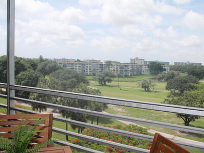 3520 Oaks Way, Pompano Beach, FL 33069