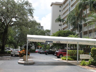 3520 Oaks Way, Pompano Beach, FL 33069