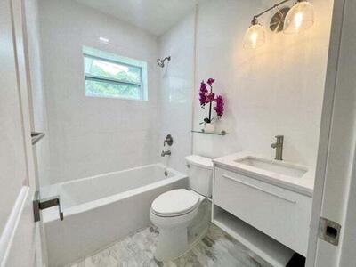 212 NE Entrada Avenue, Port Saint Lucie, FL 34952