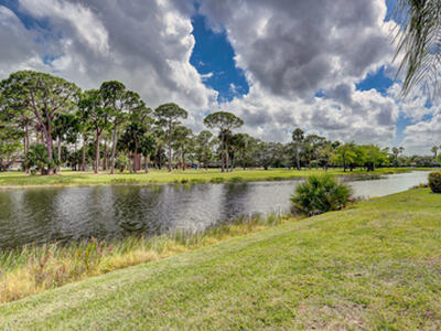 6 Lexington Lane E, Palm Beach Gardens, FL 33418