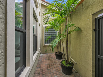 8652 Lewis River Road, Delray Beach, FL 33446