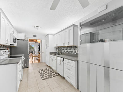 6768 10th Avenue N, Lake Worth, FL 33467