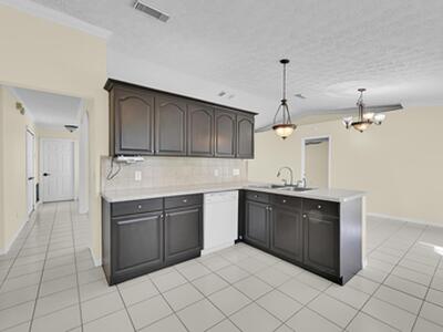 462 NW Sherbrooke Avenue, Port Saint Lucie, FL 34983