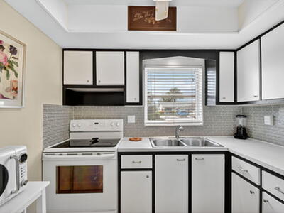 2673 Barkley Drive E, West Palm Beach, FL 33415