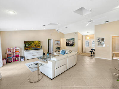 7661 W Country Club Boulevard, Boca Raton, FL 33487